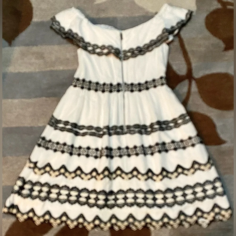 Alice + Olivia & Rozzi On/Off- Shoulder Mini Dress w Embroidered Lace Trims CL3